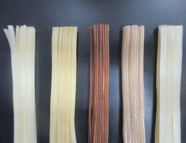 （左）白スト麺（冷麺用）、（中）トトリ麺、（右）平麺（うどん用）